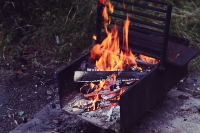 烧柴火的褐色金属烤架
